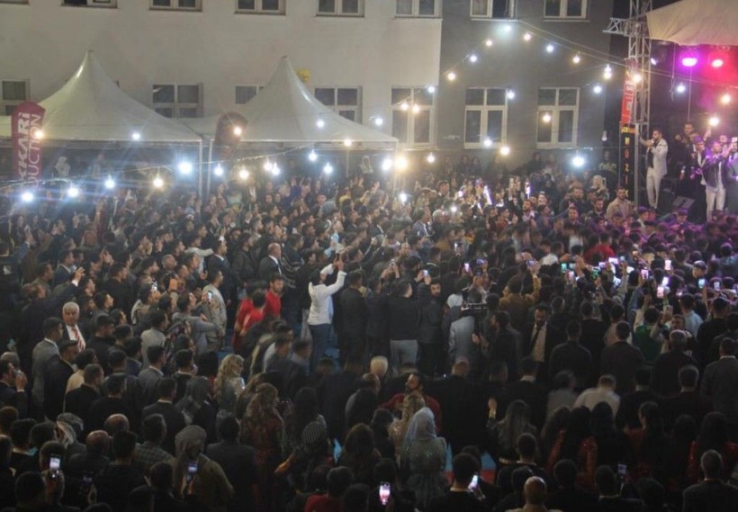 Bir aşiret düğünü klasiği... 7 kişi anca sayabildi! Geline 15 kilo altın, damada 5 milyon 300 bin TL takıldı - Resim: 4