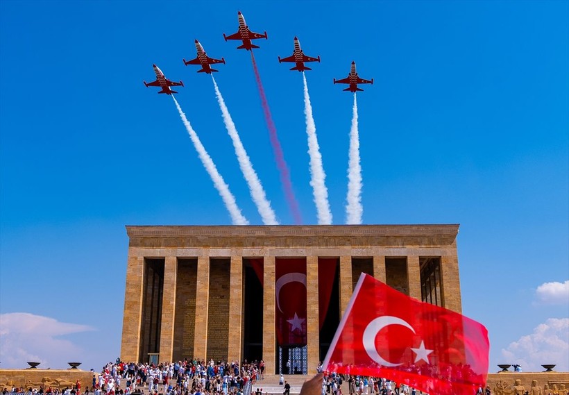Türk Yıldızları'ndan Anıtkabir'de Ata'ya saygı uçuşu - Resim: 1