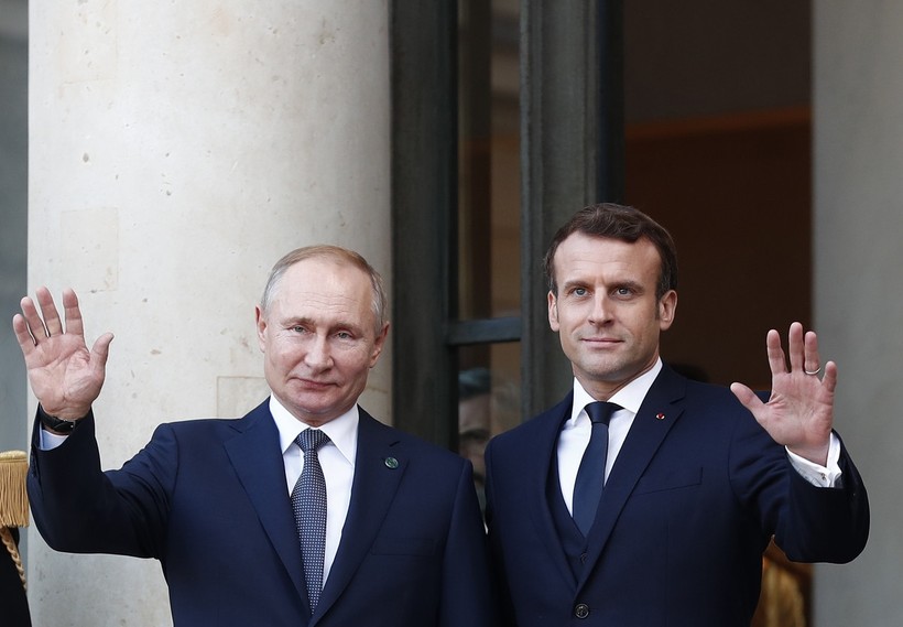 Putin ile Macron 3 yıl aradan sonra ilk kez görüştü - Resim : 1