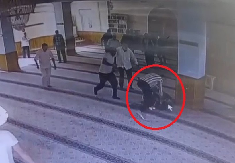 Park kavgası yüzünden tartıştığı komşusunu camide bıçaklayarak öldürdü - Resim : 3