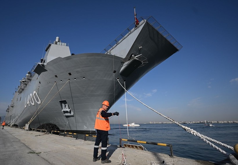 İstanbul'da kilometrelerce ziyaret kuyruğu oluşturan TCG Anadolu, İzmir Alsancak Limanı'na geldi - Resim: 30