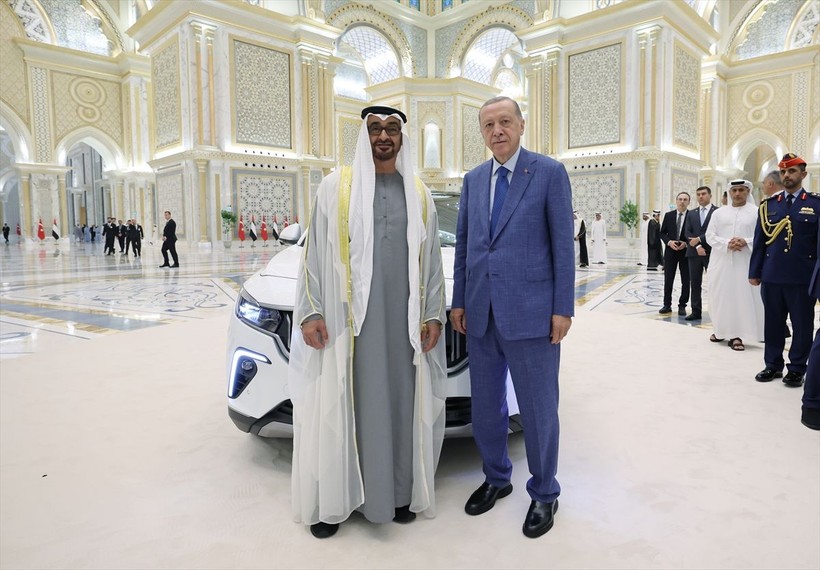 Cumhurbaşkanı Erdoğan, BAE'li mevkidaşına Togg hediye etti - Resim: 2