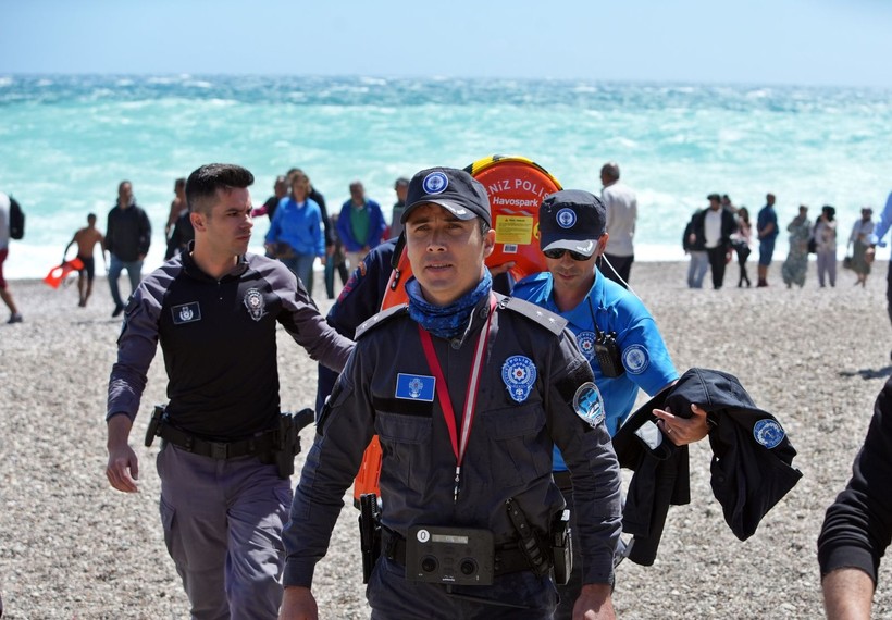 Antalya’da dev dalgalara rağmen denize giren genç az daha can veriyordu - Resim: 5