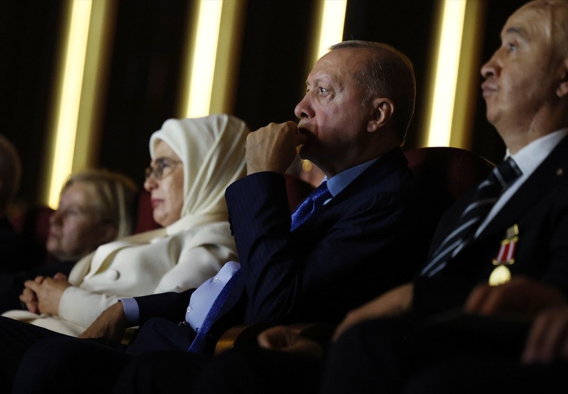 Cumhurbaşkanı Erdoğan gözyaşlarına hakim olamadı! 'En Uzun Gece' destanının ilk temsiline katıldı - Resim : 2