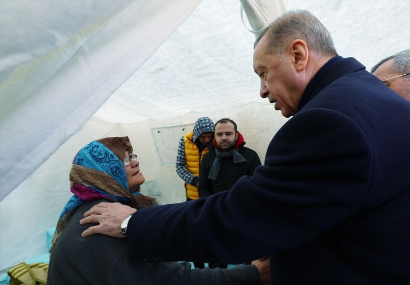 Cumhurbaşkanı Recep Tayyip Erdoğan, Onikişubat Stadyumu'nda kurulan çadır kentte vatandaşlarla görüştü - Resim: 13