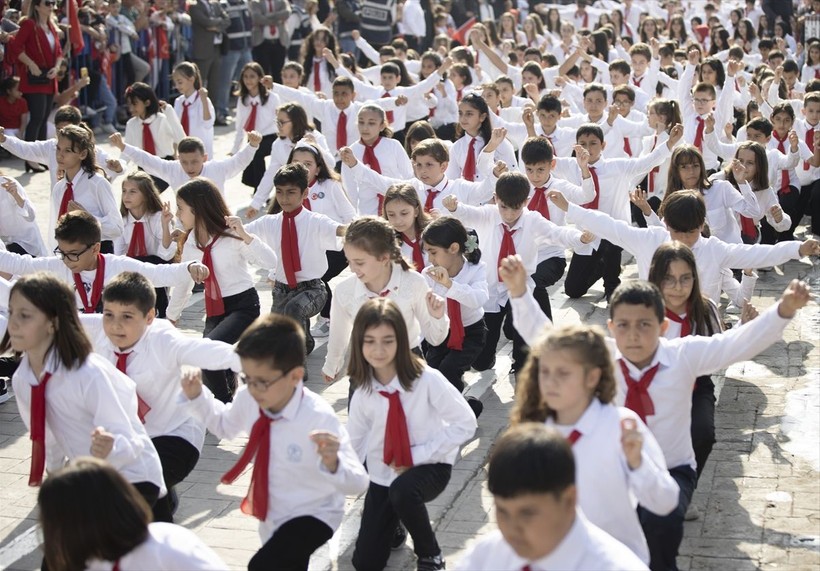 Türkiye iliklerine kadar Cumhuriyet'i kutluyor! Nereye baksan kırmızı-beyaz! 🤍❤️Meydanlarda 7'den 70'e 100. yıl coşkusu - Resim: 343