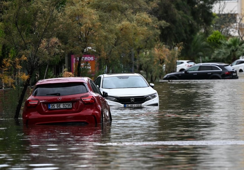 İzmir'de yollar göle dönerken Tunç Soyer Avrupa'ya gitti! Altyapı problemlerinden bırak İzmirli yönetime isyan ederken Soyer: İklim krizi... - Resim: 32