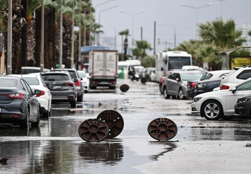 İzmir'de yollar göle dönerken Tunç Soyer Avrupa'ya gitti! Altyapı problemlerinden bırak İzmirli yönetime isyan ederken Soyer: İklim krizi... - Resim: 19