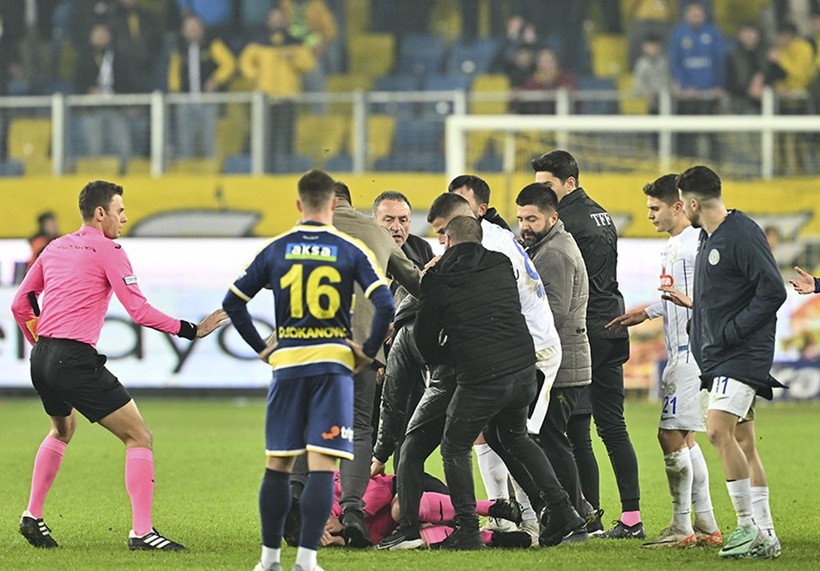 Faruk Koca'nın Halil Umut Meler'e attığı yumruk dünya basınında! "Utanç, rezillik, vahşi saldırı" - Resim : 8
