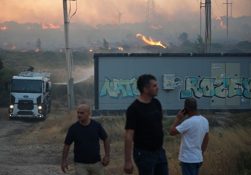 Türkiye'de orman yangınları | Çeşme'de alevlerle mücadele sürüyor - Resim: 5