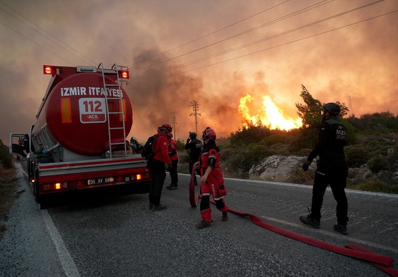 Türkiye'de orman yangınları | Çeşme'de alevlerle mücadele sürüyor - Resim: 10