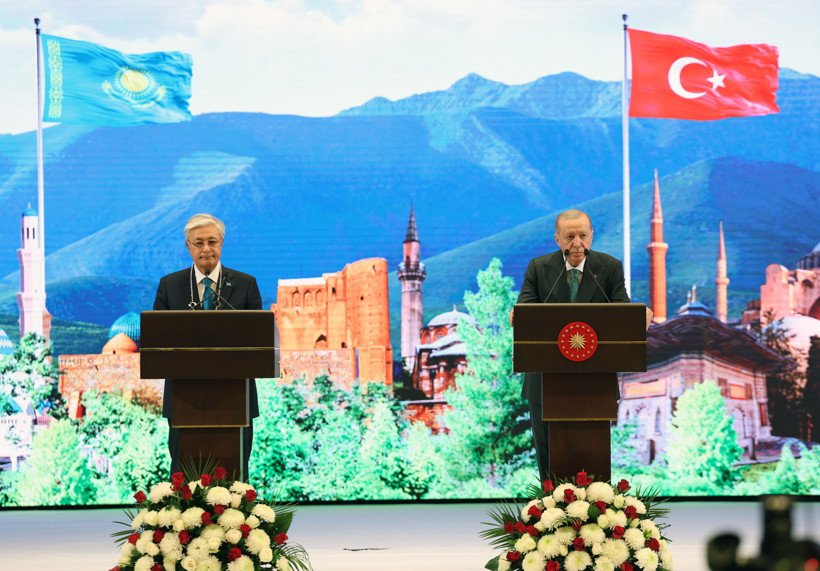 Cumhurbaşkanı Erdoğan tarafından Kazakistan Cumhurbaşkanı Tokayev’e Devlet Nişanı tevcih edildi - Resim : 1