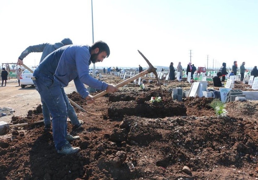 Bu acıya yürek dayanmaz! Diyarbakır'da depremde vefat edenlerin hatıraları mezarlıklara bırakıldı - Resim: 2