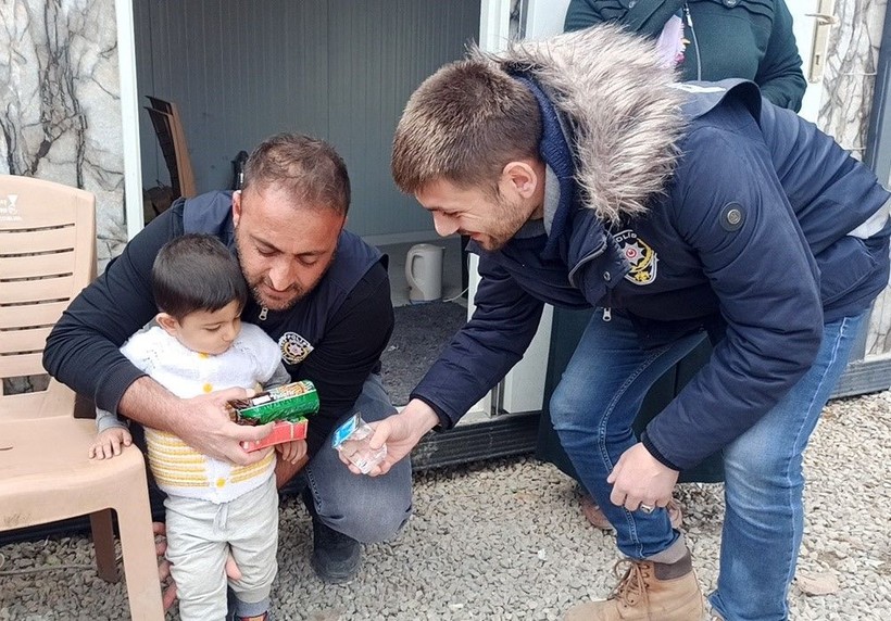 Gönüllü olarak gittiği deprem bölgesine giden Polis Memuru Ferhat Erduğan'ı da dinleyenleri de duygulandıran bir olay yaşandı - Resim: 4