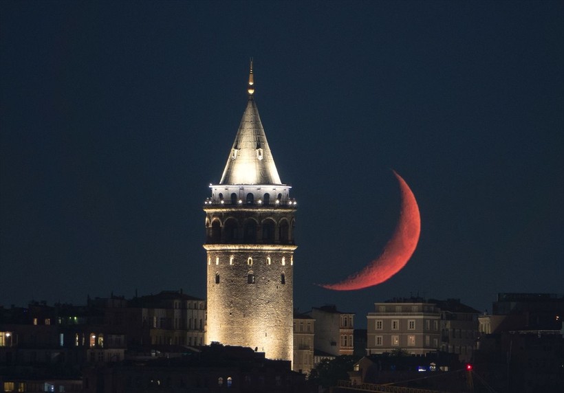 İstanbul'da kız kulesinin üzerinde oluşan hilal, görenleri büyüledi - Resim: 9