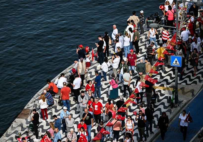 Türkiye iliklerine kadar Cumhuriyet'i kutluyor! Nereye baksan kırmızı-beyaz! 🤍❤️Meydanlarda 7'den 70'e 100. yıl coşkusu - Resim: 373