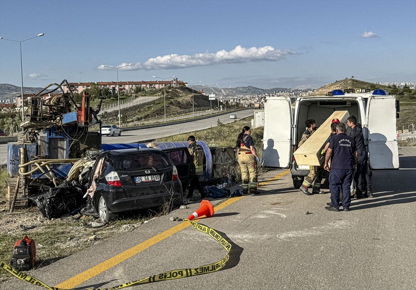 Sondaj makinesine çarpan otomobildeki anne ve oğlu hayatını kaybetti - Resim : 2