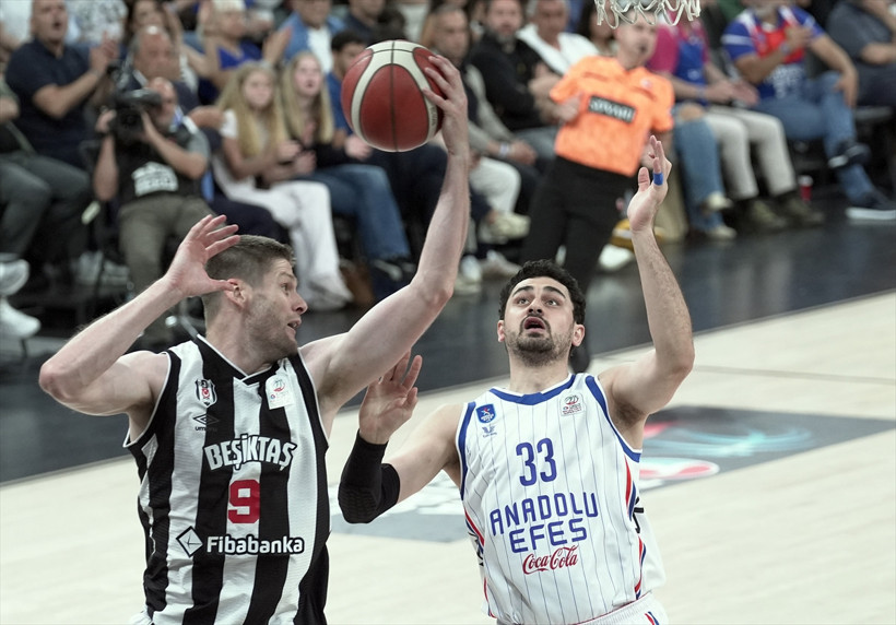 Beşiktaş Anadolu Efes'i 75-64 devirdi seriyi son maça taşıdı - Resim : 2