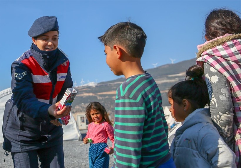 Depremden etkilenen çocukların yaralarını sarmak için kadın jandarma ekipleri, öğretmenler ve gönüllüler oyunlar oynuyor - Resim: 8