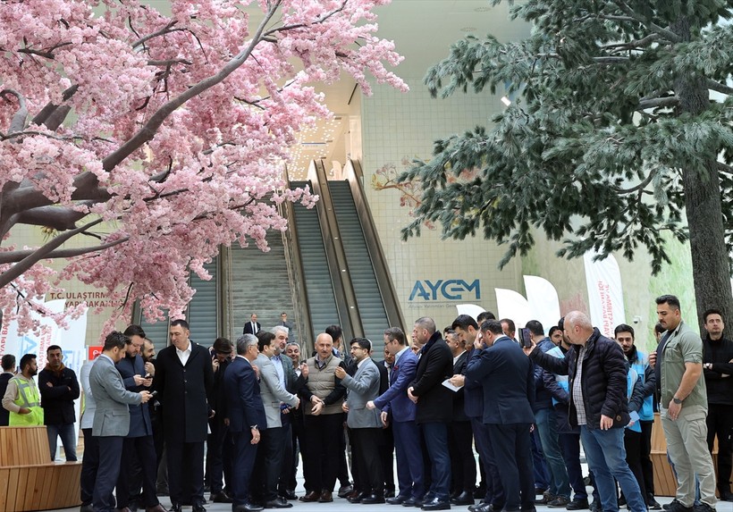 Ulaştırma ve Altyapı Bakanı Adil Karaismailoğlu Başakşehir-Kayaşehir Metro Hattı'nın Çam ve Sakura Şehir Hastanesi İstasyonu'nda incelemelerde bulundu - Resim : 2