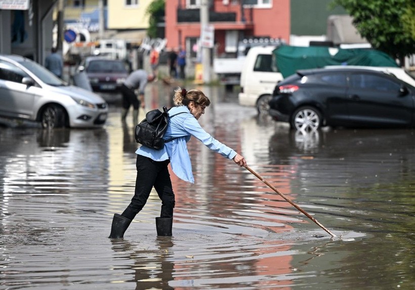 İzmir'de sağanak hayatı olumsuz etkiledi! Alışıldık görüntüler geldi - Resim: 9