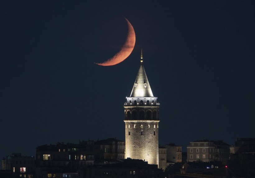 İstanbul'da kız kulesinin üzerinde oluşan hilal, görenleri büyüledi - Resim: 4