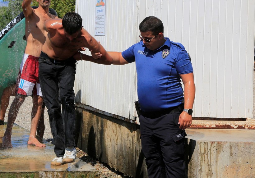 Balta ve neşterle polise direndiler, biber gazıyla etkisiz hale getirildiler - Resim: 4