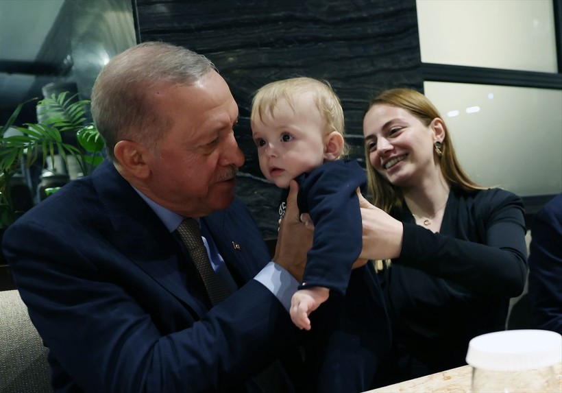 Erdoğan, Ankara'da bir kafede vatandaşlarla sohbet etti, çocukları sevdi - Resim: 8