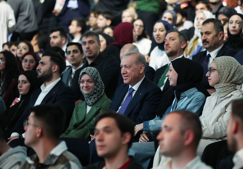 GENÇFEST'te renkli anlar: Erdoğan, Sagopa Kajmer ve Ferhat Göçer konserini izledi - Resim: 1