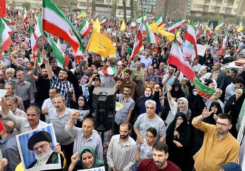 İran-İsrail ateşkesi sonrası Tahran'da kutlama - Resim: 7