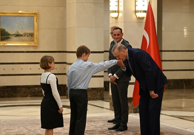 Cumhurbaşkanı Erdoğan Slovenya Büyükelçisi Rencelj'in çocuklarının elini öptü - Resim: 5