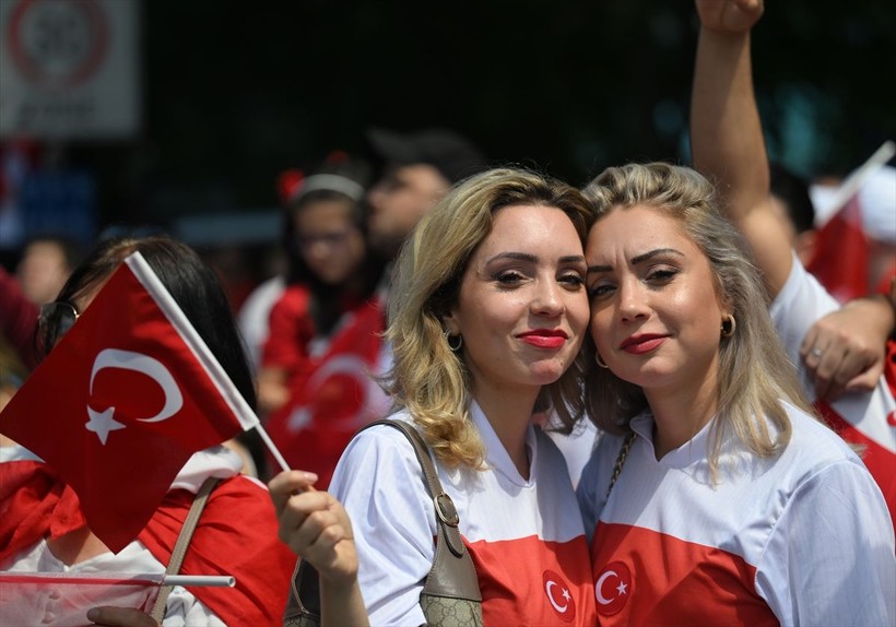 Portekiz maçı öncesi Dortmund'daki Türkler her yeri kırmızı beyaza boyadı - Resim: 1