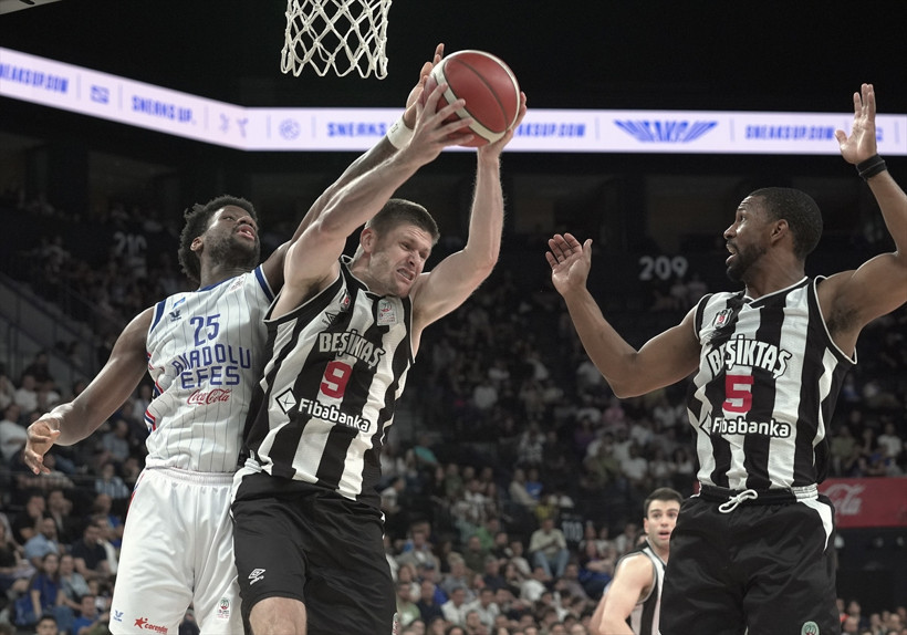Beşiktaş Anadolu Efes'i 75-64 devirdi seriyi son maça taşıdı - Resim : 1