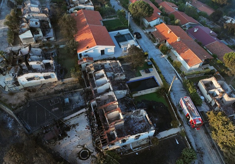 İzmir'de orman yangını felaketi! Tahliye edilen evler alev alev yandı, hasarın boyutu gün ağarınca gözler önüne serildi - Resim: 12