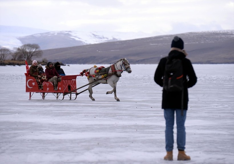 Mevsim şartlarından dolayı Çıldır Gölü dondu! Bölgeye gelen turistler atlı kızak heyecanını yaşadı - Resim: 4