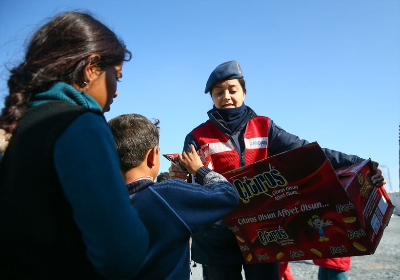 Depremden etkilenen çocukların yaralarını sarmak için kadın jandarma ekipleri, öğretmenler ve gönüllüler oyunlar oynuyor - Resim: 15