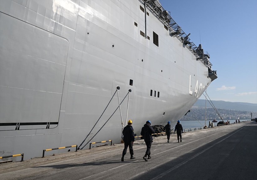 İstanbul'da kilometrelerce ziyaret kuyruğu oluşturan TCG Anadolu, İzmir Alsancak Limanı'na geldi - Resim: 26