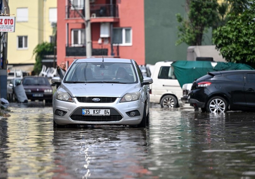 İzmir'de sağanak hayatı olumsuz etkiledi! Alışıldık görüntüler geldi - Resim: 10