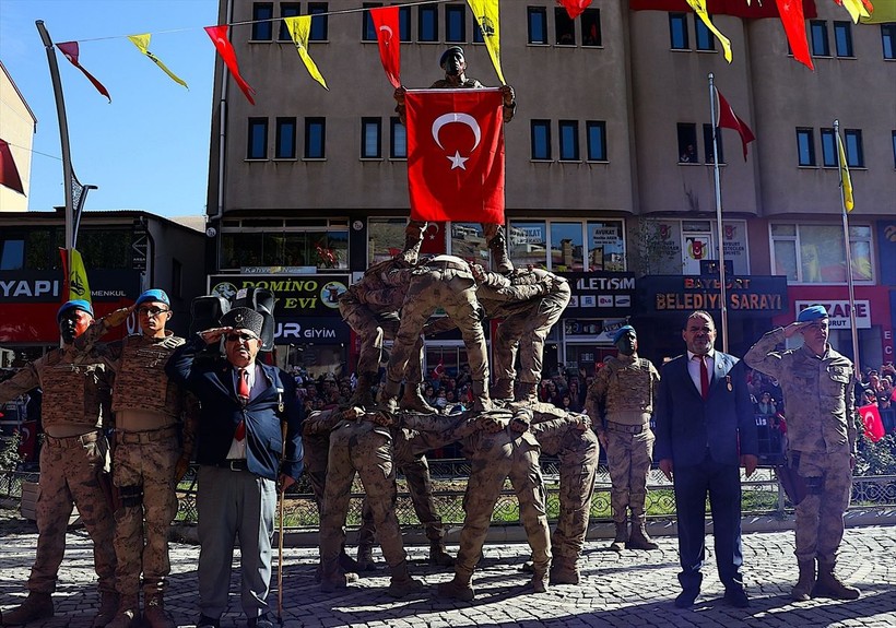 Türkiye iliklerine kadar Cumhuriyet'i kutluyor! Nereye baksan kırmızı-beyaz! 🤍❤️Meydanlarda 7'den 70'e 100. yıl coşkusu - Resim: 156