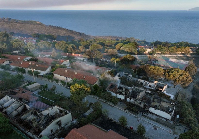 İzmir'de orman yangını felaketi! Tahliye edilen evler alev alev yandı, hasarın boyutu gün ağarınca gözler önüne serildi - Resim: 11
