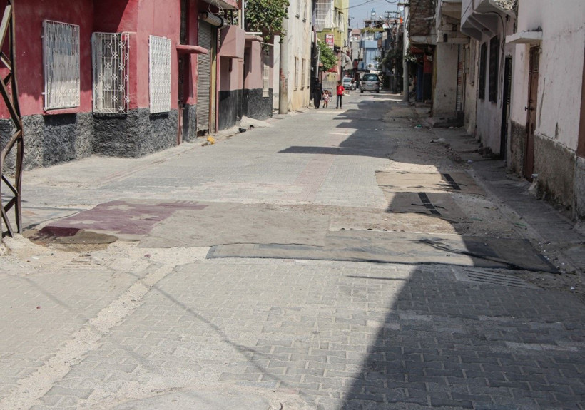 Mahalleli, onarılmayan yollara tozdan korunmak için halı serdi - Resim: 7