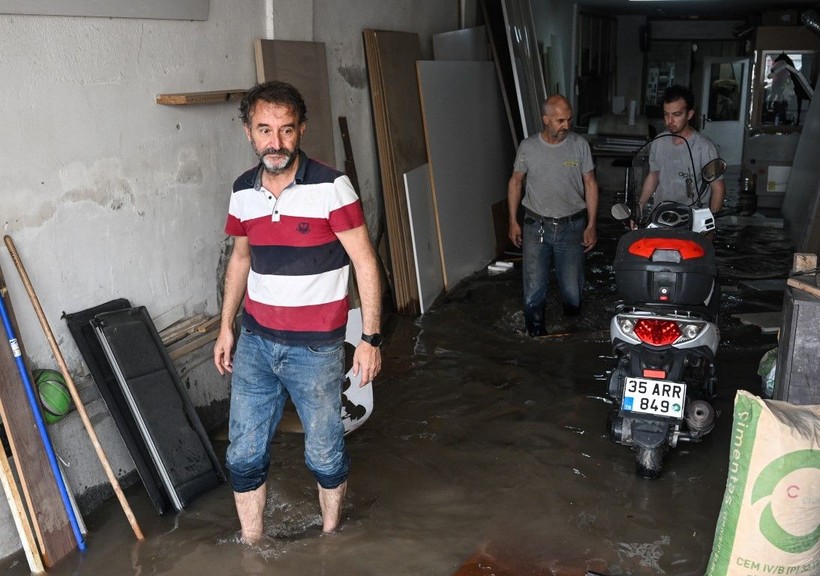 İzmir'de sağanak hayatı olumsuz etkiledi! Alışıldık görüntüler geldi - Resim: 6