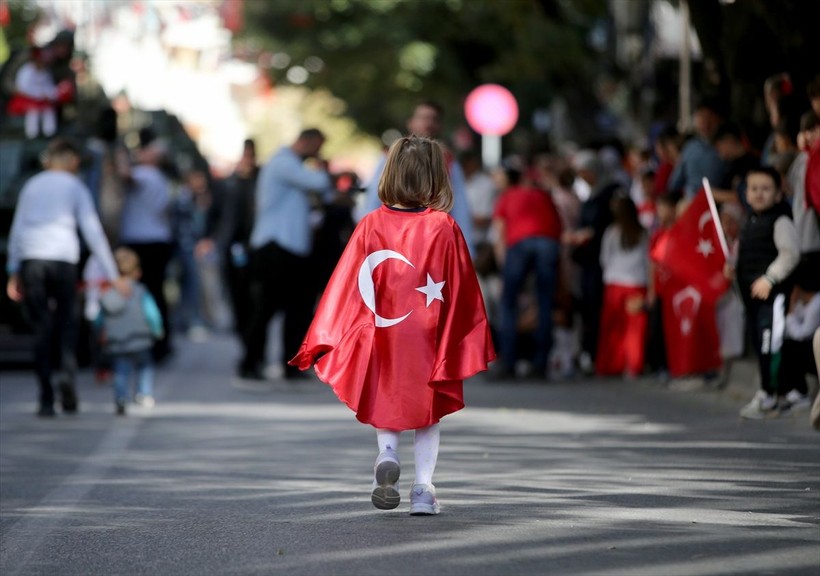 Türkiye iliklerine kadar Cumhuriyet'i kutluyor! Nereye baksan kırmızı-beyaz! 🤍❤️Meydanlarda 7'den 70'e 100. yıl coşkusu - Resim: 20