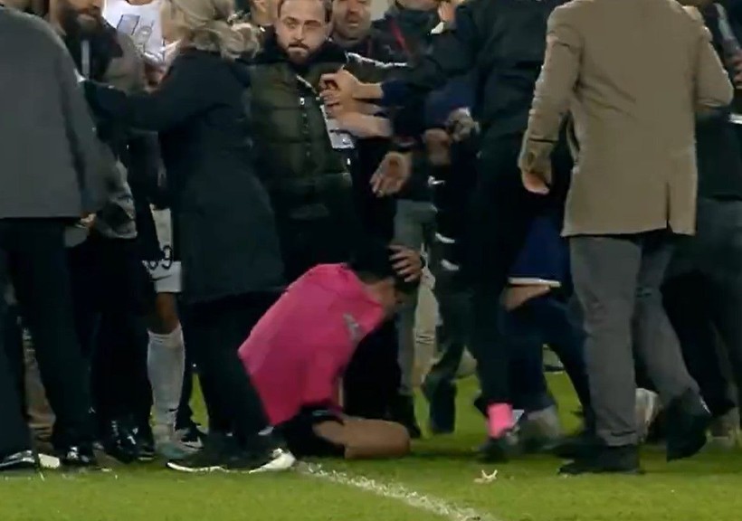 Ankaragücü Başkanı Faruk Koca hakem Halil Umut Meler'e sahanın içinde yumruk attı! İşte o görüntüler - Resim: 15