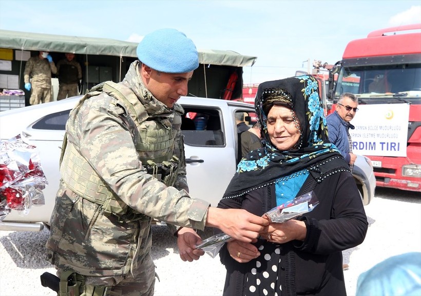 Mehmetçik, deprem bölgesindeki kadınlara karanfil dağıttı! - Resim: 1