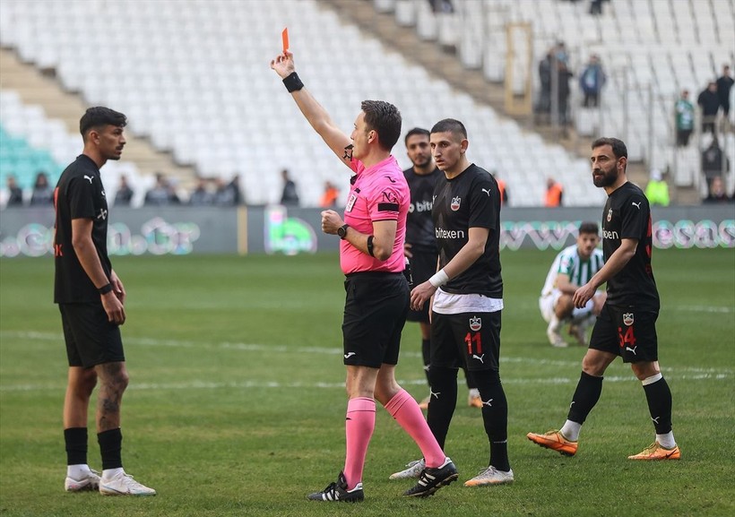 Bursaspor-Diyarbekirspor maçı sonrasında saha karıştı! Savaş alanında 5 kişi kırmızı kart gördü - Resim: 8