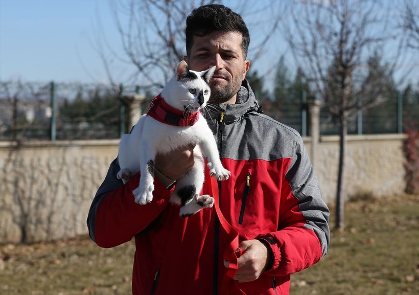 Depremde itfaiye eriyle çıkan fotoğrafı sembolleşmişti... Enkaz şimdi mutlu - Resim: 15