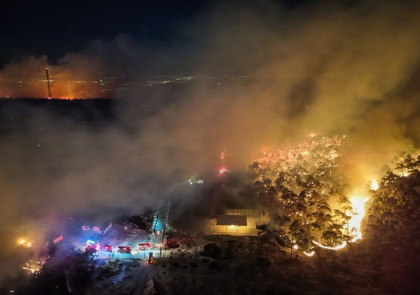 İzmir'in Aliağa ilçesinde çıkan orman yangınına müdahale sürüyor - Resim: 3
