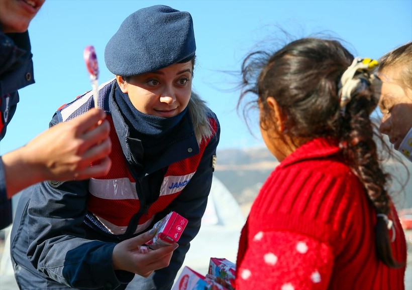 Depremden etkilenen çocukların yaralarını sarmak için kadın jandarma ekipleri, öğretmenler ve gönüllüler oyunlar oynuyor - Resim: 11