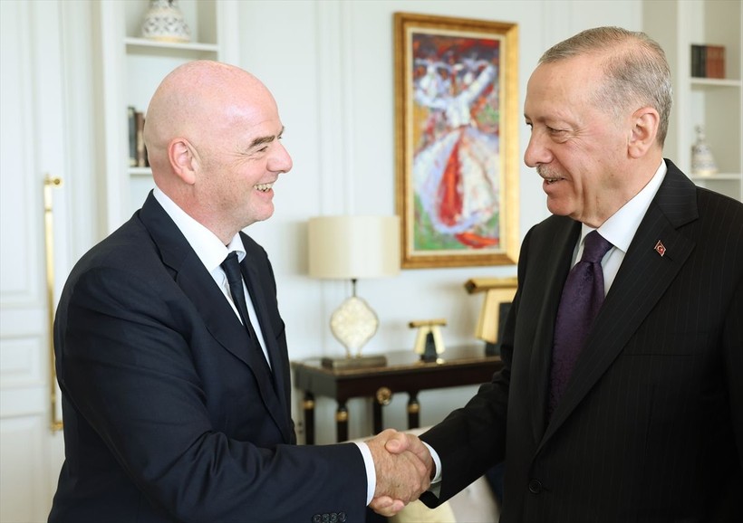 Cumhurbaşkanı Erdoğan, FIFA Başkanı Gianni Infantino ile görüştü! Infantino Cumhurbaşkanı Erdoğan'a forma hediye etti! - Resim: 1